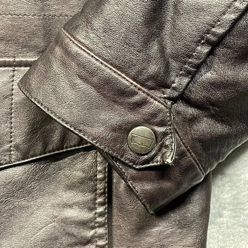 Levis command attention